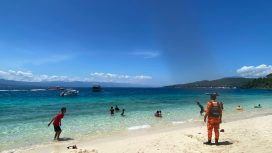 Personel Basarnas Palu saat melakukan siaga SAR di objek wisata. Foto: Basarnas Palu