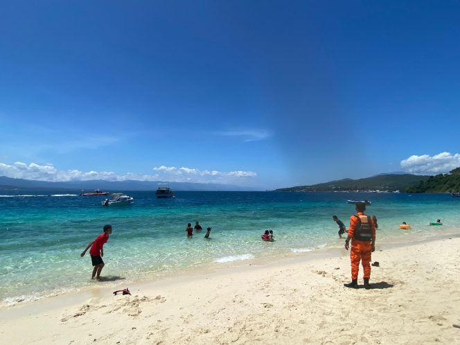 
 Personel Basarnas Palu saat melakukan siaga SAR di objek wisata. Foto: Basarnas Palu