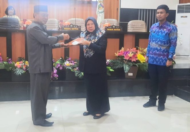 
 Pemerintah Kota Palu serahkan 3 Ranperda untuk dibahas anggota DPRD Kota Palu. Foto: Humas Pemkot Palu
