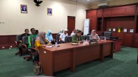 Wakil Bupati Parigi Moutong Badrun Nggai melakukan zoom metting bersama Bappeda Provinsi Sulawesi Tengah di ruang kerjanya, Jumat 28 April 2023. Foto: Diskominfo Parimo