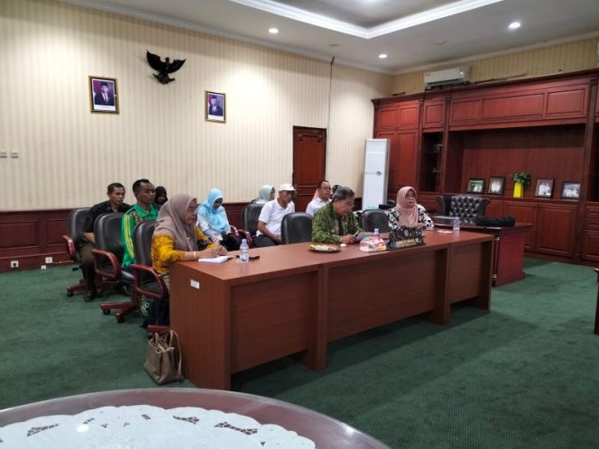 
 Wakil Bupati Parigi Moutong Badrun Nggai melakukan zoom metting bersama Bappeda Provinsi Sulawesi Tengah di ruang kerjanya, Jumat 28 April 2023. Foto: Diskominfo Parimo