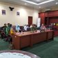 Wakil Bupati Parigi Moutong Badrun Nggai melakukan zoom metting bersama Bappeda Provinsi Sulawesi Tengah di ruang kerjanya, Jumat 28 April 2023. Foto: Diskominfo Parimo