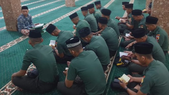 
 Personel Batalyon Artileri Medan 8 saat Jadi Santri Pesantren An-Nuriyah. Foto: Dok. Kodam V Brawijaya