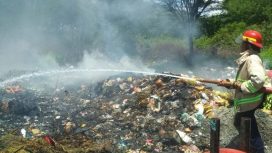 Personel Damkarmat Kota Palu saat memadamkan api di TPS Mamboro. Foto: Damkarmat Kota Palu
