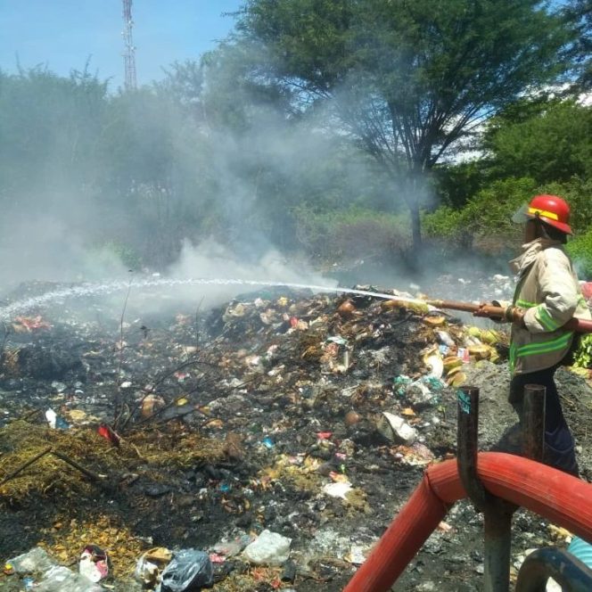 
 Personel Damkarmat Kota Palu saat memadamkan api di TPS Mamboro. Foto: Damkarmat Kota Palu