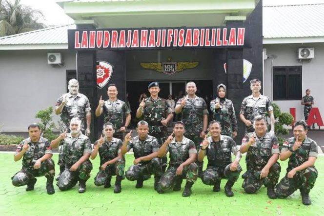 
 Sebanyak 15 personel TNI Angkatan Udara Mako Lanud Raja Haji Fisabilillah mendapatkan hadiah spesial di bulan suci Ramadan berupa kenaikkan pangkat. Foto: Humas TNI AU