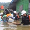 Tim SAR Brimob Polda Sulteng mengevakuasi warga yang terdampak banjir di Morowali Utara. Foto: Polda Sulteng 