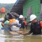 Tim SAR Brimob Polda Sulteng mengevakuasi warga yang terdampak banjir di Morowali Utara. Foto: Polda Sulteng
