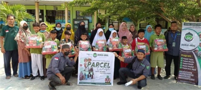 
 Yayasan Banua Amal Bersama distribusi program bantuan bernama Parcel Cinta di beberapa sekolah. Foto: Yayasan Banua Amal Bersama