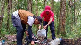 Jurnalis dari berbagai media di Kota Palu membersihkan sampah saat melakukan pendakian di gunung Nokilalaki. Foto: istimewa
