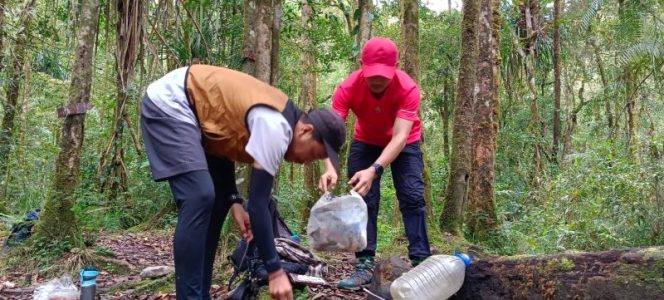 
 Jurnalis dari berbagai media di Kota Palu membersihkan sampah saat melakukan pendakian di gunung Nokilalaki. Foto: istimewa