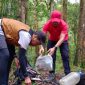 Jurnalis dari berbagai media di Kota Palu membersihkan sampah saat melakukan pendakian di gunung Nokilalaki. Foto: istimewa