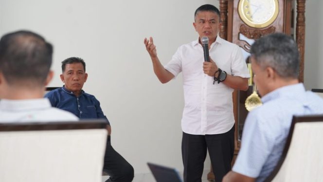 
 Wali Kota Palu Hadianto Rasyid melakukan pertemuan dengan seluruh pimpinan OPD di lingkup Pemerintah Kota Palu di Rumah Jabatan Kantor Wali Kota Palu. Foto: Humas Pemkot Palu
