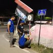Mahasiswa Universitas Alkhairat Palu memasang plang nama Jalan dan Asmaul Husna di Kelurahan Kabonena. Foto: istimewa