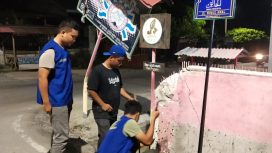 Mahasiswa Universitas Alkhairat Palu memasang plang nama Jalan dan Asmaul Husna di Kelurahan Kabonena. Foto: istimewa