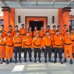 Kepala Basarnas Palu Andrias Hendrik Johannes saat berfoto bersama personel Siaga SAR khusus lebaran. Foto: Basarnas Palu