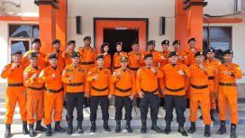 Kepala Basarnas Palu Andrias Hendrik Johannes saat berfoto bersama personel Siaga SAR khusus lebaran. Foto: Basarnas Palu
