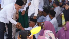 Wali Kota Palu Hadianto Rasyid saat menyapa warga yang menghadiri Haul Guru Tua ke-55. Foto: Humas Pemkot Palu