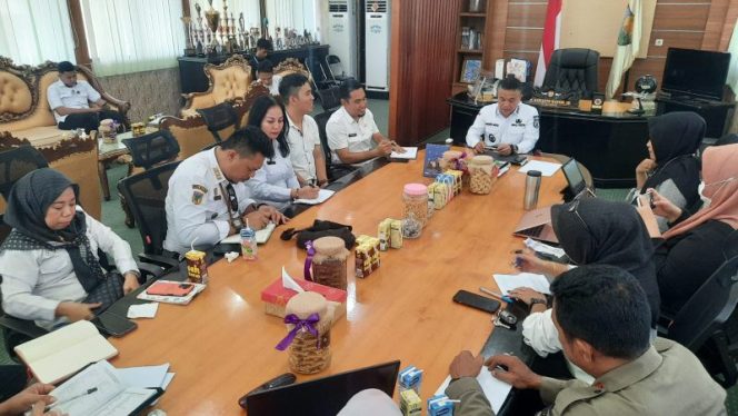 
 Wali Kota Palu Hadianto Rasyid melakukan rapat bersama tim Penilai Kelurahan Mantap. Foto: Humas Pemkot Palu