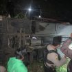 Mobil Bus milik PO Rappan Marannu yang membawa tenaga pengajar asal Gontor Ponorogo terbalik di kilometer 4 Kebun kopi, Kabupaten Parigi Moutong, Sulawesi Tengah. Foto: Humas Polda Sulteng