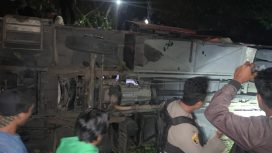 Mobil Bus milik PO Rappan Marannu yang membawa tenaga pengajar asal Gontor Ponorogo terbalik di kilometer 4 Kebun kopi, Kabupaten Parigi Moutong, Sulawesi Tengah. Foto: Humas Polda Sulteng