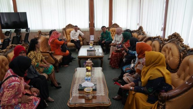 
 Wali Kota Palu Hadianto Rasyid menerima kunjungan guru-guru honorer dari beberapa TK di Kota Palu. Foto: Humas Pemkot Palu