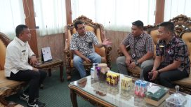 Wali Kota Palu Hadianto Rasyid menerima kunjungan pihak Telkom Palu di ruang kerjanya. Foto: Humas Pemkot Palu