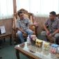 Wali Kota Palu Hadianto Rasyid menerima kunjungan pihak Telkom Palu di ruang kerjanya. Foto: Humas Pemkot Palu