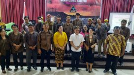 Hadianto Rasyid bersama pengurus Rukun Jawa Kristen. Foto: Humas Pemkot Palu