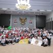 Tenaga Kesehatan se-Sulawesi Tengah menggelar aksi damai menolak RUU Kesehatan.  Foto: Humas DPRD Sulteng