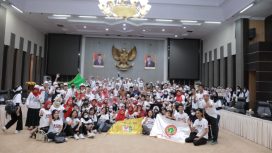 Tenaga Kesehatan se-Sulawesi Tengah menggelar aksi damai menolak RUU Kesehatan.  Foto: Humas DPRD Sulteng