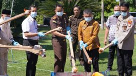 Wali Kota Palu Hadianto Rasyid menghadiri Pemusnahan Barang Bukti tindak pidana umum di halaman Kantor Kejaksaan Negeri Palu. Foto: Humas Pemkot Palu