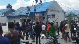 *Diduga stres dengan istrinya, seorang pria mengamuk dan menganiaya pengendara di Sigi. Foto: istimewa*