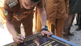 *wali kota palu Hadianto Rasyid secara simbolis meresmikan gedung serbaguna atau Bantaya. Foto: Humas Pemkot Palu*