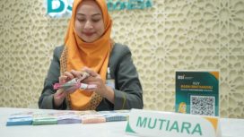 Petugas teller dan customer service BSI sedang melayani nasabah PT Bank Syariah Indonesia Tbk (BSI). Foto: istimewa