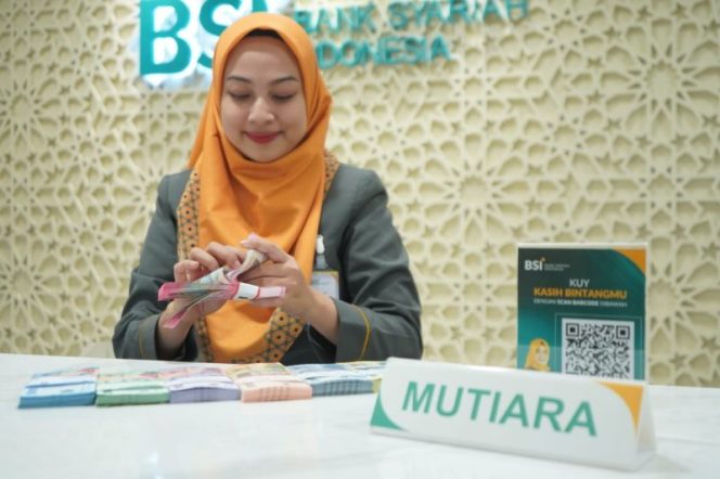 
 Petugas teller dan customer service BSI sedang melayani nasabah PT Bank Syariah Indonesia Tbk (BSI). Foto: istimewa
