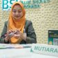 Petugas teller dan customer service BSI sedang melayani nasabah PT Bank Syariah Indonesia Tbk (BSI). Foto: istimewa