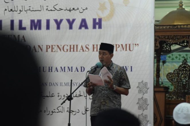 
 Asisten I bidang Pemerintahan dan Kesra Setda Kota Palu Moh Rizal menghadiri Wisuda Akbar Hafidz dan Hafidzah Al-Qur'an 30 Juz Ma'had Hikmatus Sunnah Palu. Foto: Humas Pemkot Palu
