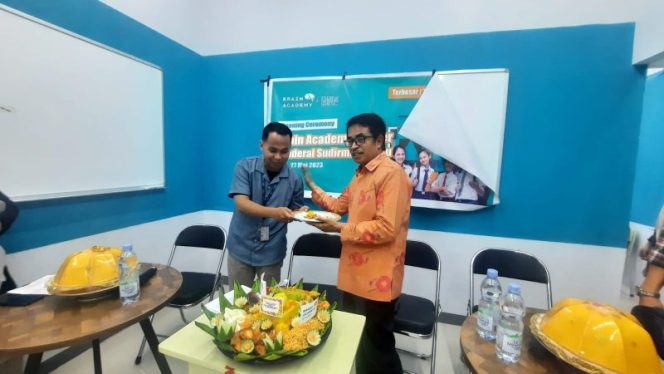 
 Kepala Dinas Pendidikan dan Kebudayaan Kota Palu Hardi menghadiri peresmian gedung Brain Academy Center. Foto: Humas Pemkot Palu