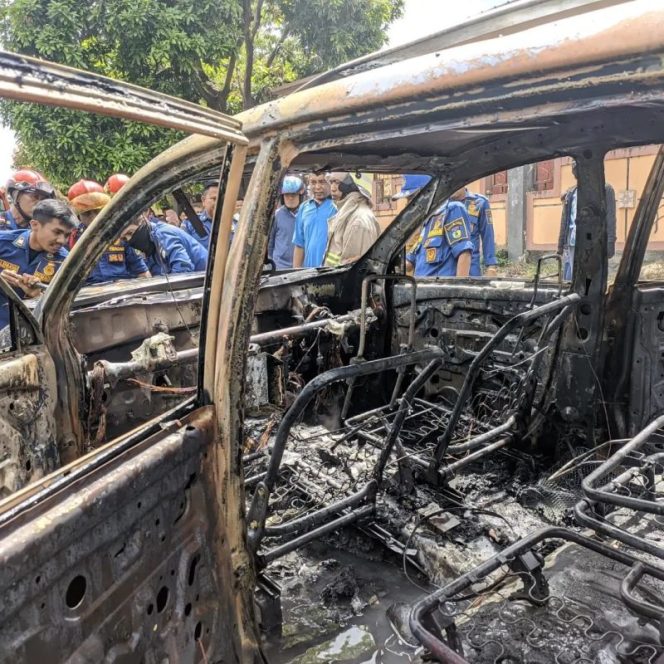 
 Mobil pengecer BBM ke Pertamini di Palu terbakar. Foto: Damkarmat Kota Palu