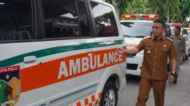 Wali Kota Palu, H. Hadianto Rasyid, SE secara simbolis menyerahkan lima ambulans kepada lima kelurahan di Palu pada Senin, 26 Juni 2023. Foto: Dok. Pemkot Palu