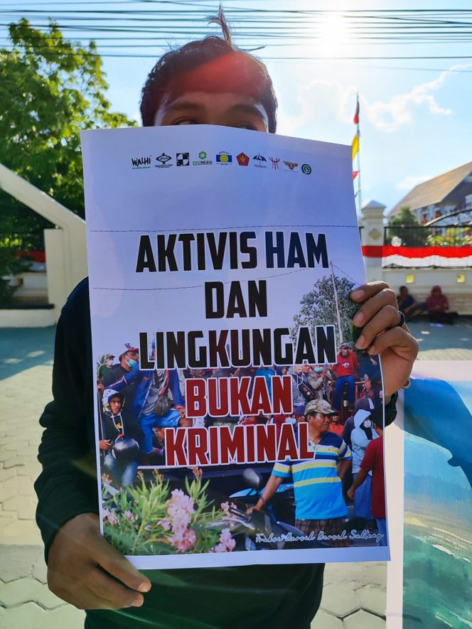 
 Organisasi masyarakat sipil Sulawesi Tengah yang tergabung dalam Fraksi Bersih-Bersih Sulteng, menggelar aksi damai di Depan Kantor DPRD Provinsi. Foto: istimewa