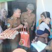 Wali Kota Palu serahkan paket stunting ke warga. Foto: Pemkot Palu