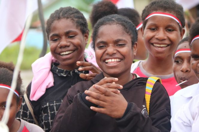 
 Antusias Pelajar dan Mama-mama Papua Ikuti Lomba Kemerdekaan RI yang Digelar Kostrad. Foto: Istimewa