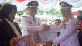 Wakil Gubernur Sulteng Mamun Amir saat menyerahkan piagam penghargaan Kecamatan Terbaik kepada Camat Palu Selatan Goenawan, Kamis, 17 Agustus 2023. Foto: Istimewa