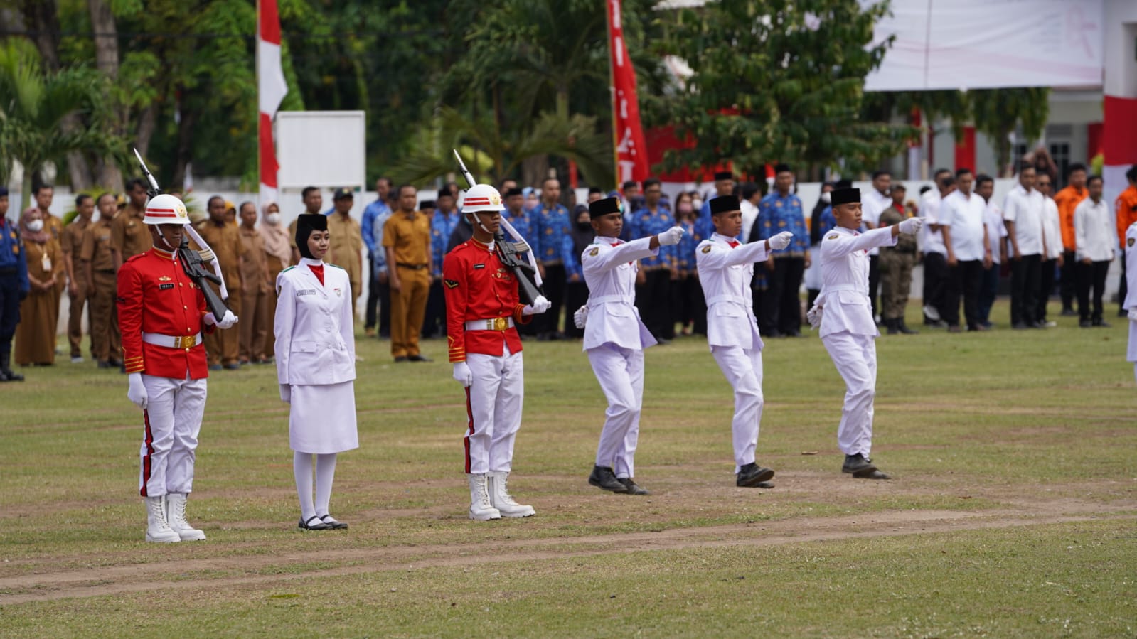 Pasukan pengibar bendera merah putih pada peringatan HUT ke-78 RI di Halaman Kantor Wali Kota Palu. Foto: Dok. Pemkot Palu