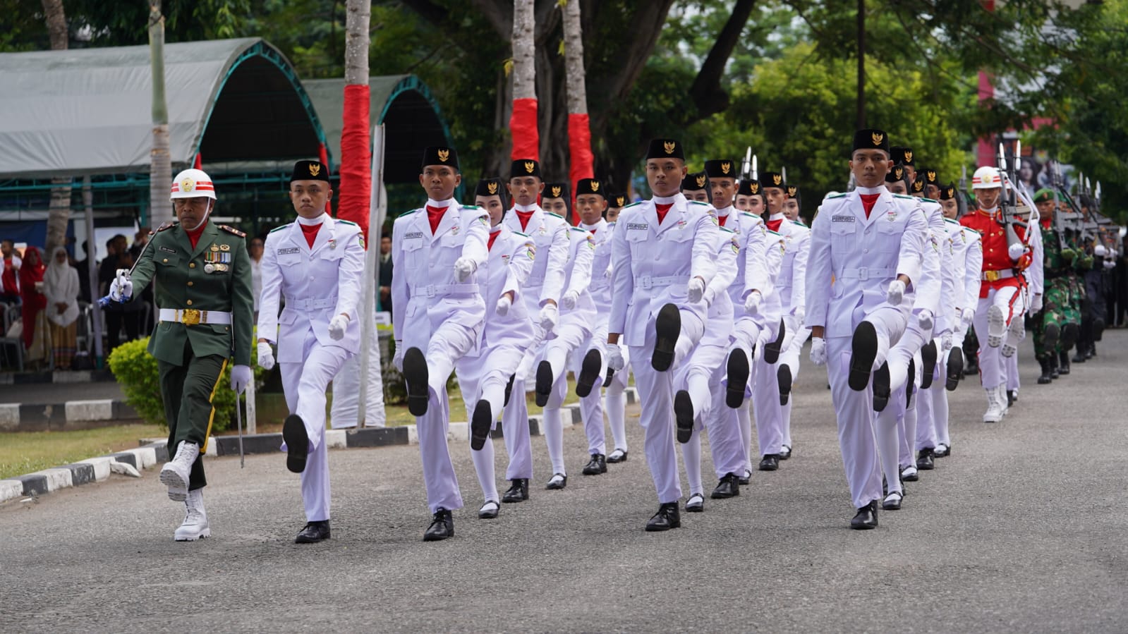 Pasukan Paskibraka saat memasuki lokasi upacara detik-detik proklamasi kemerdekaan ke-78 RI, di Halaman Kantor Wali Kota Palu, Kamis, 17 Agustus 2023. Foto: Dok. Pemkot Palu