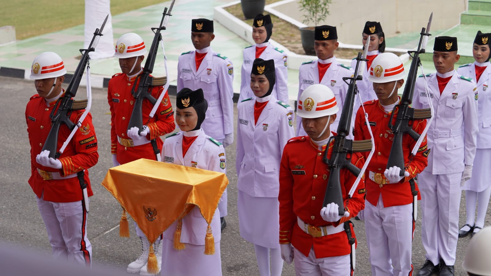 Pasukan pengibar bendera merah putih pada upacara detik-detik proklamasi kemerdekaan ke-78 RI, di Halaman Kantor Wali Kota Palu, Kamis, 17 Agustus 2023. Foto: Dok. Pemkot Palu