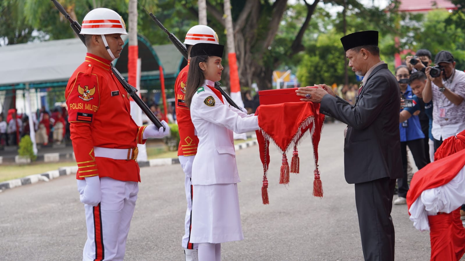 Penyerahan sang saka merah putih pada detik-detik proklamasi kemerdekaan ke-78 RI, di Halaman Kantor Wali Kota Palu, Kamis, 17 Agustus 2023. Foto: Dok. Pemkot Palu