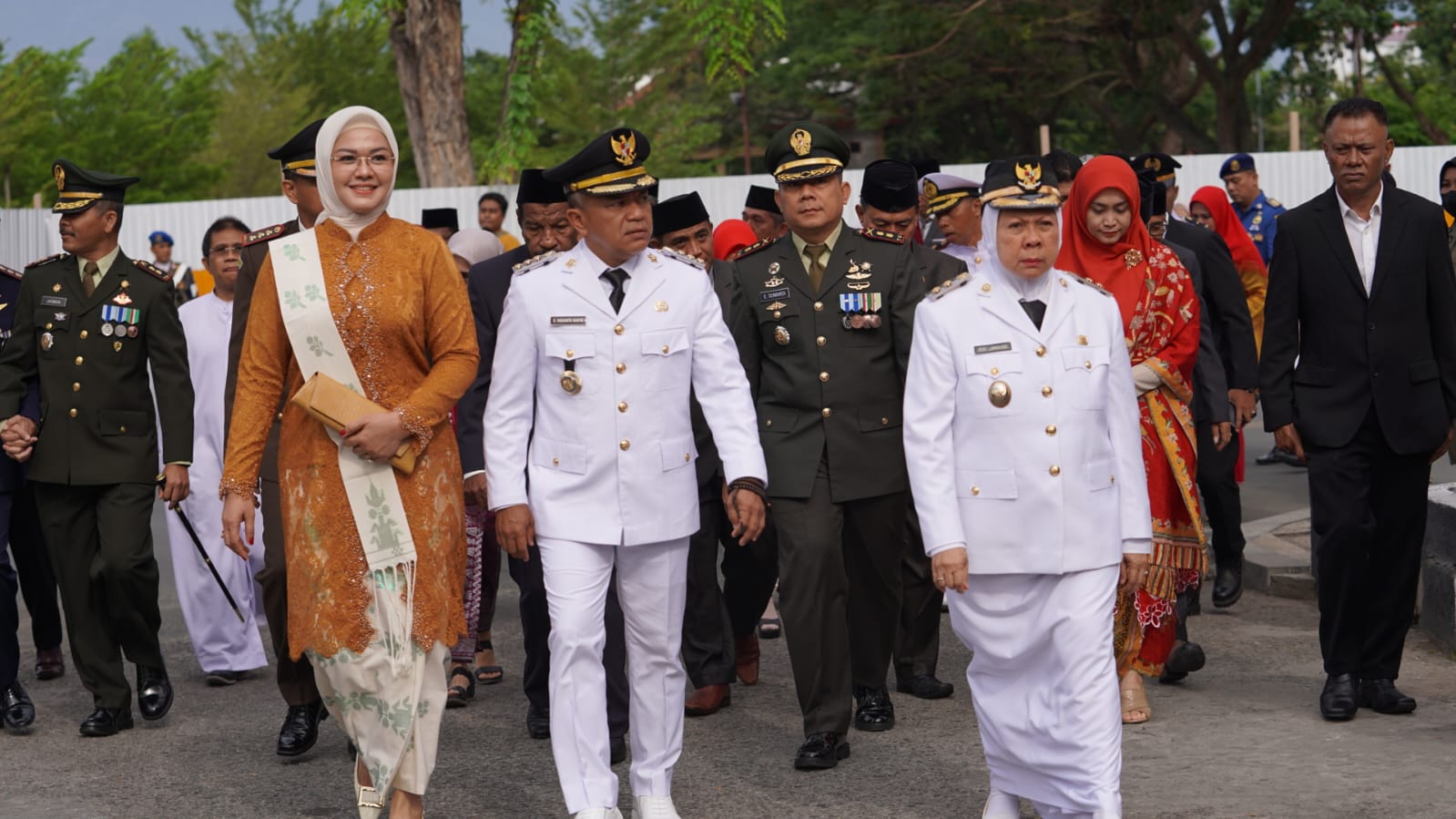 Wali Kota Palu Hadianto Rasyid didampingi istri beserta rombongan memasuki lokasi Upacara Peringatan HUT ke-78 RI di Halaman Kantor Wali Kota Palu. Foto: Dok. Pemkot Palu